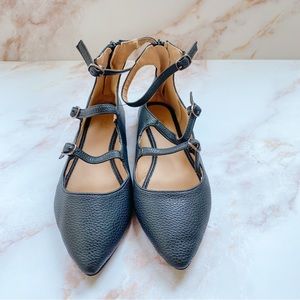 💥Rubi pointed black strappy flats💥